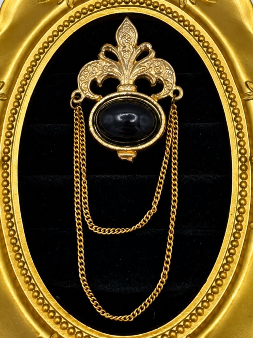 Vintage Bergère Fleur-de-Lis Black Cabochon Gold Tone Chain Brooch